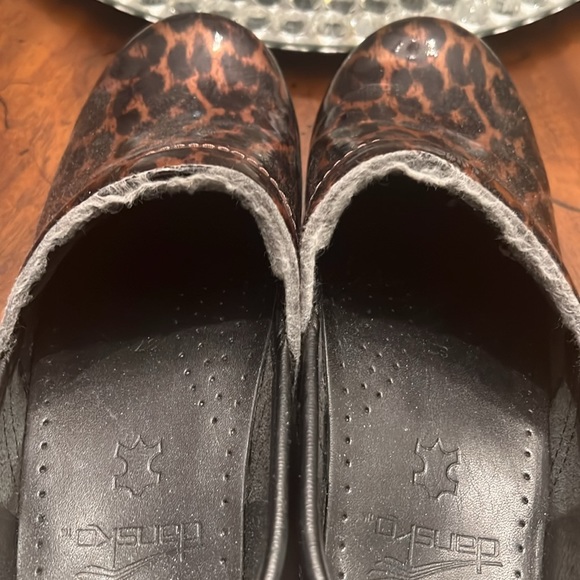 Dansko closed back clogs 37 patent leather - Picture 5 of 8